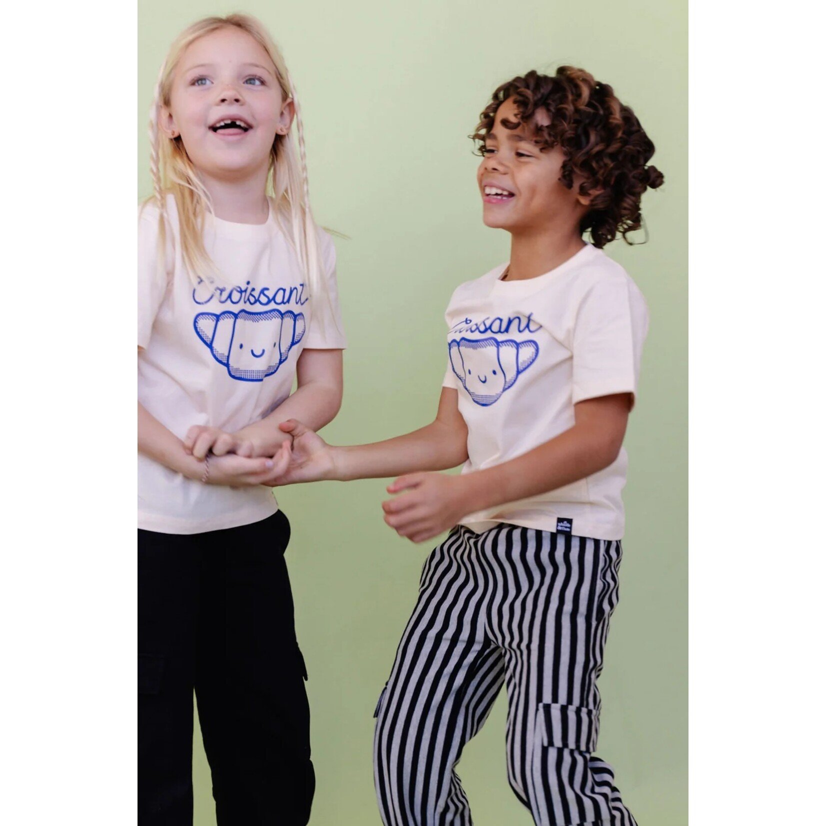 Whistle & Flute WHISTLE AND FLUTE - T-shirt blanc avec un imprimé bleu 'Kawaii - Croissant'