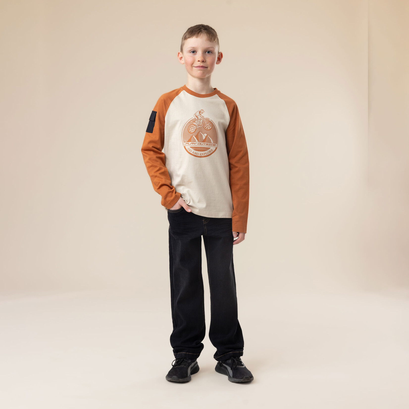 Nanö NANÖ - T-shirt blanc crème à manches longues oranges avec imprimé de motocycliste 'Plein gaz!'