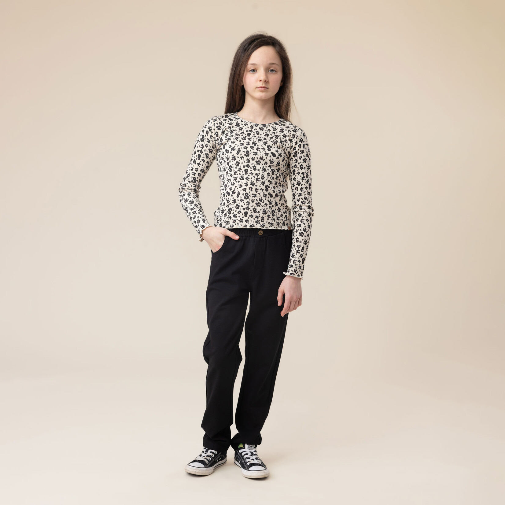Nanö NANÖ - T-shirt ivoire à manches longues avec imprimé de fleurs noires 'Au Galop!'