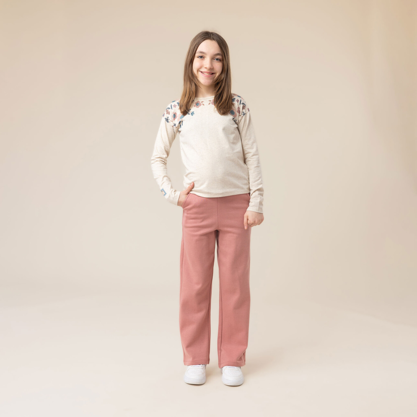 Nanö NANÖ - T-shirt beige à manches longues avec imprimé de fleurs aux épaules 'Journée en Fleurs'