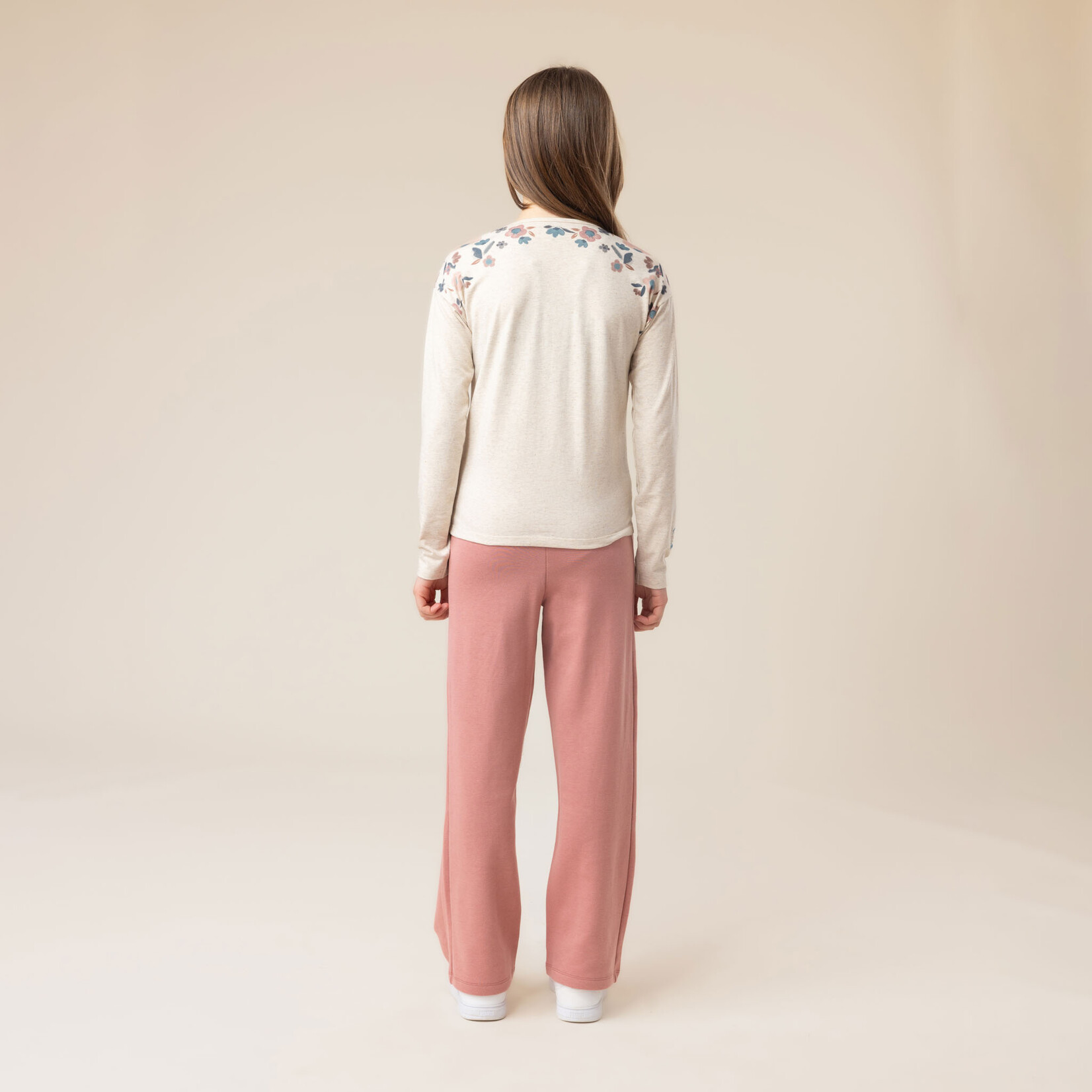 Nanö NANÖ - T-shirt beige à manches longues avec imprimé de fleurs aux épaules 'Journée en Fleurs'