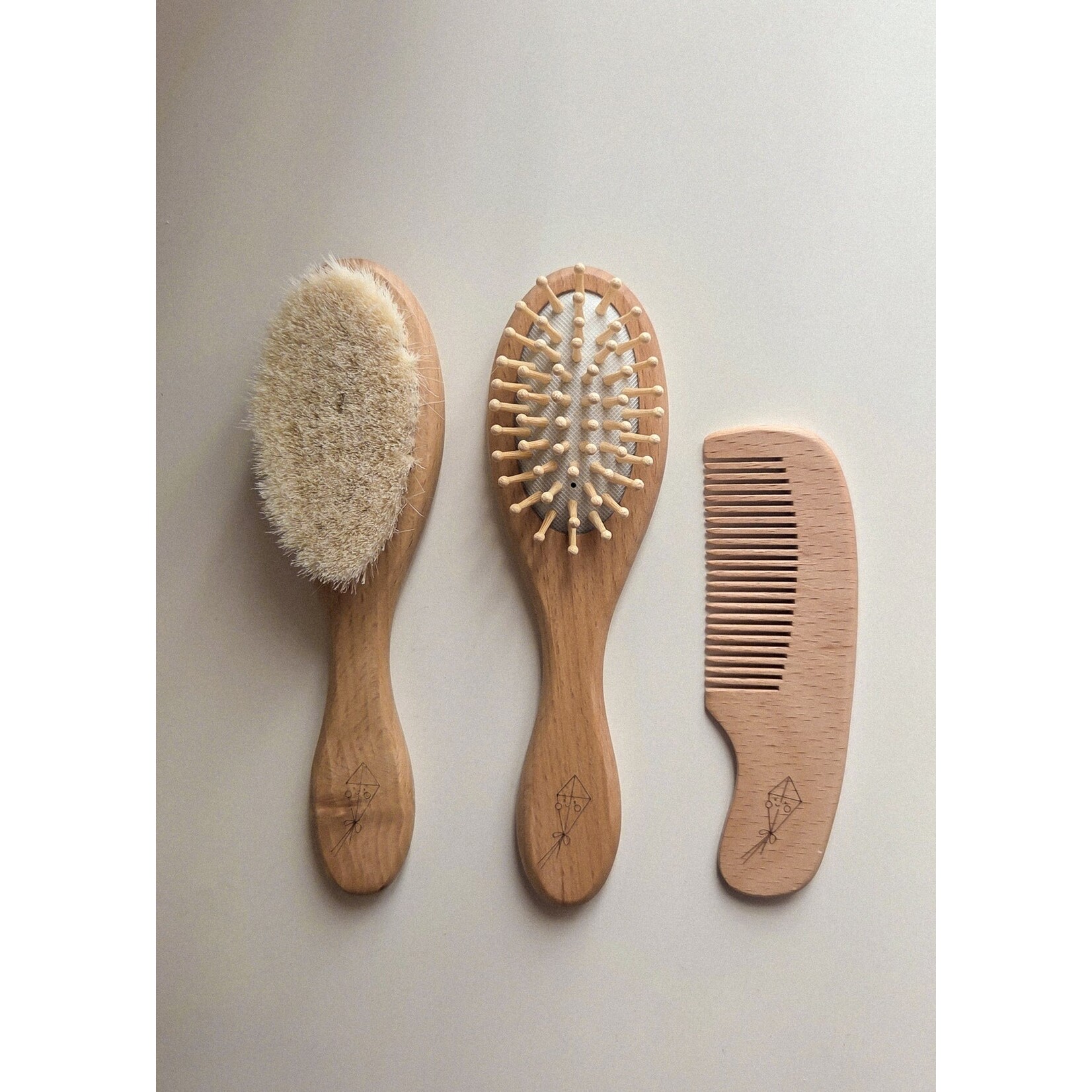 Menoum Menoum Menoum Menoum - Baby wooden hairbrush and comb trio set