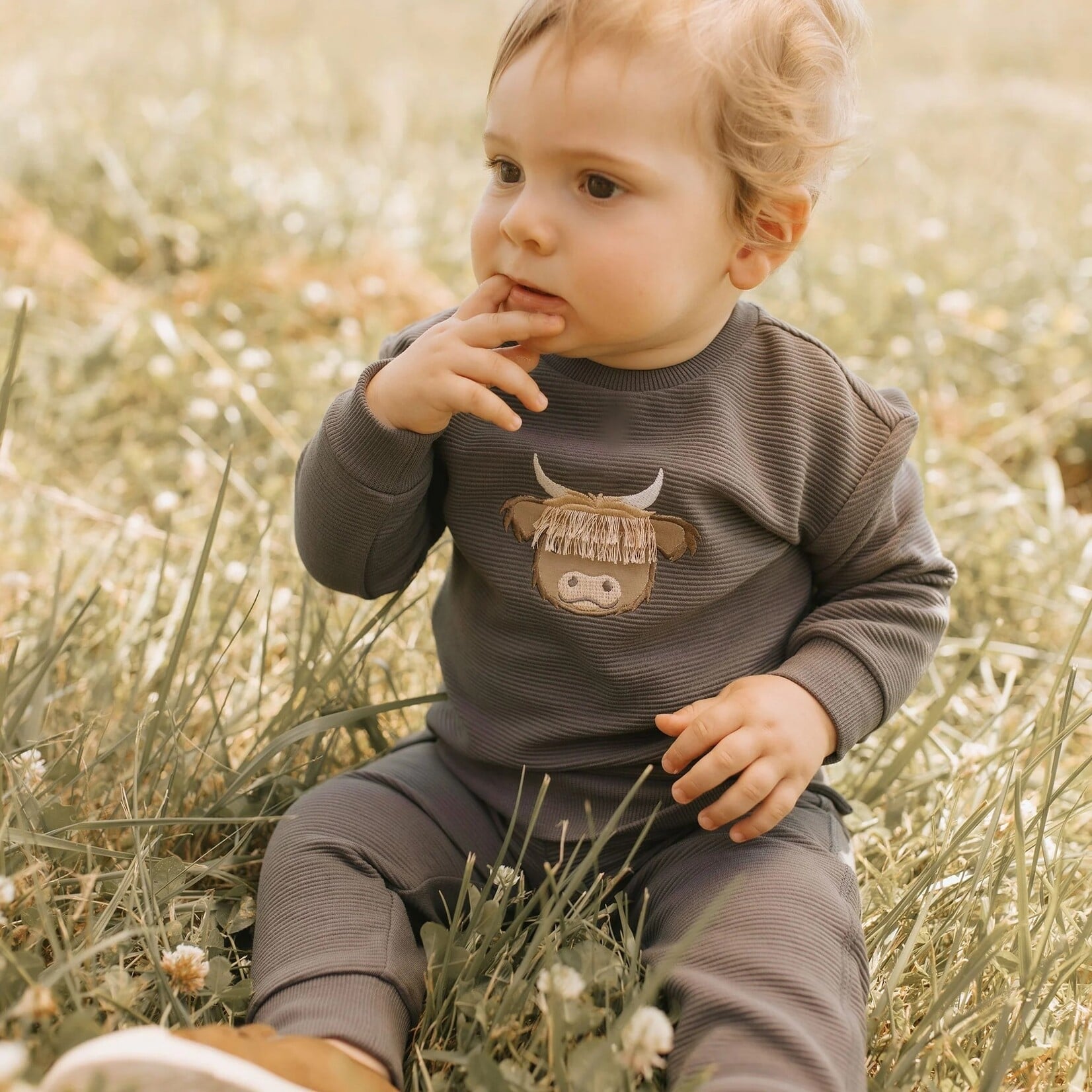 Petit Lem PETIT LEM - Ensemble deux pièces chandail et pantalon gris foncé de style ottoman avec tête de vache brodée