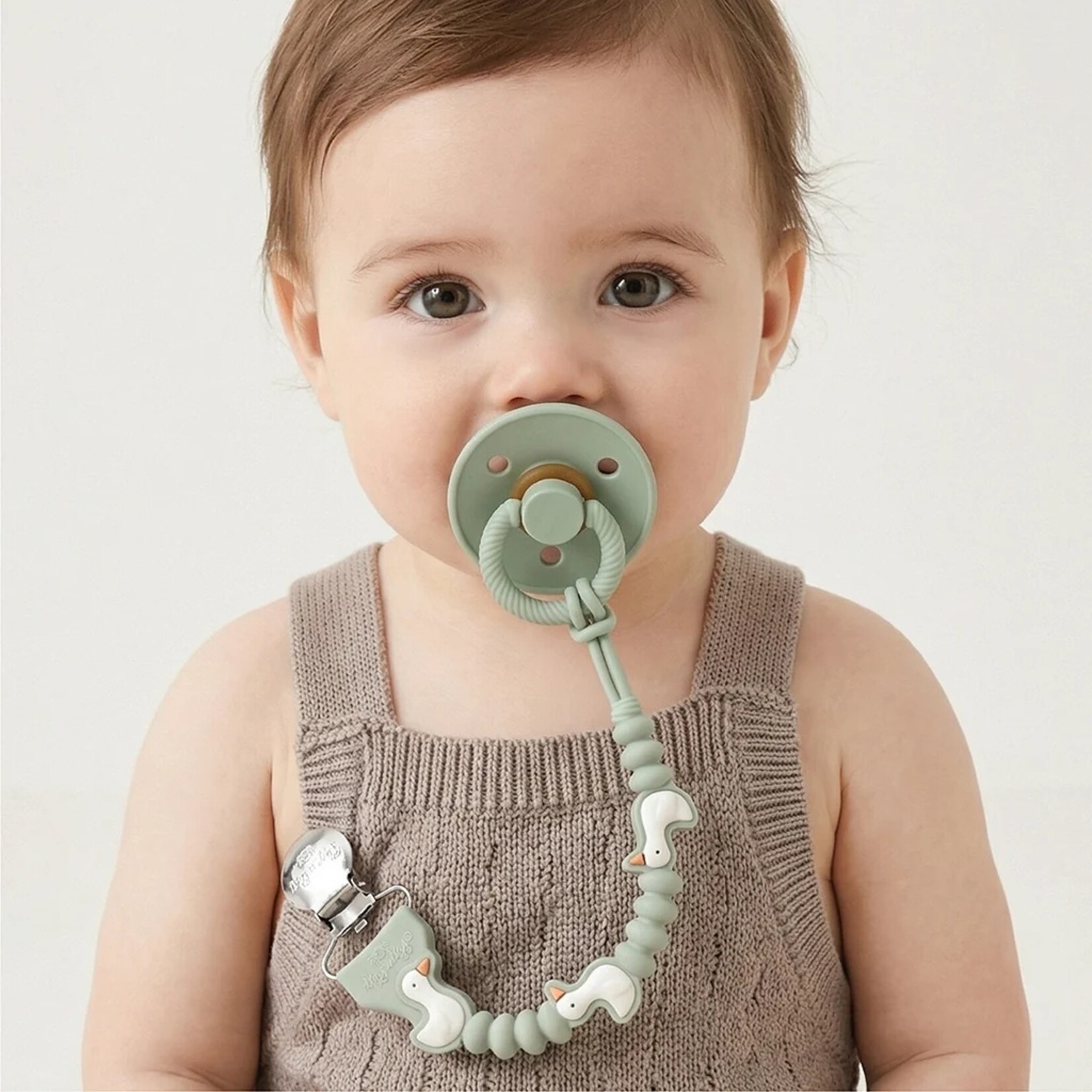 Itzy Ritzy ITZY RITZY - Attache-suce en silicone - Sauge avec oies - 'Sweetie Strap Plus'
