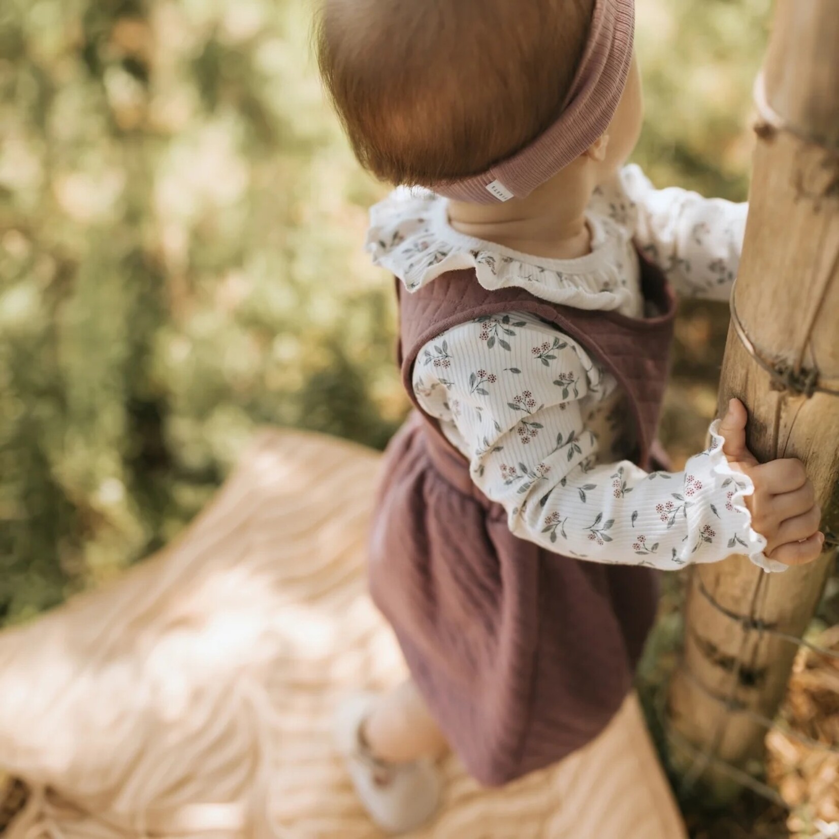Petit Lem PETIT LEM - Ensemble cache-couche beige et robe salopette matelassée mauve foncé à imprimé floral