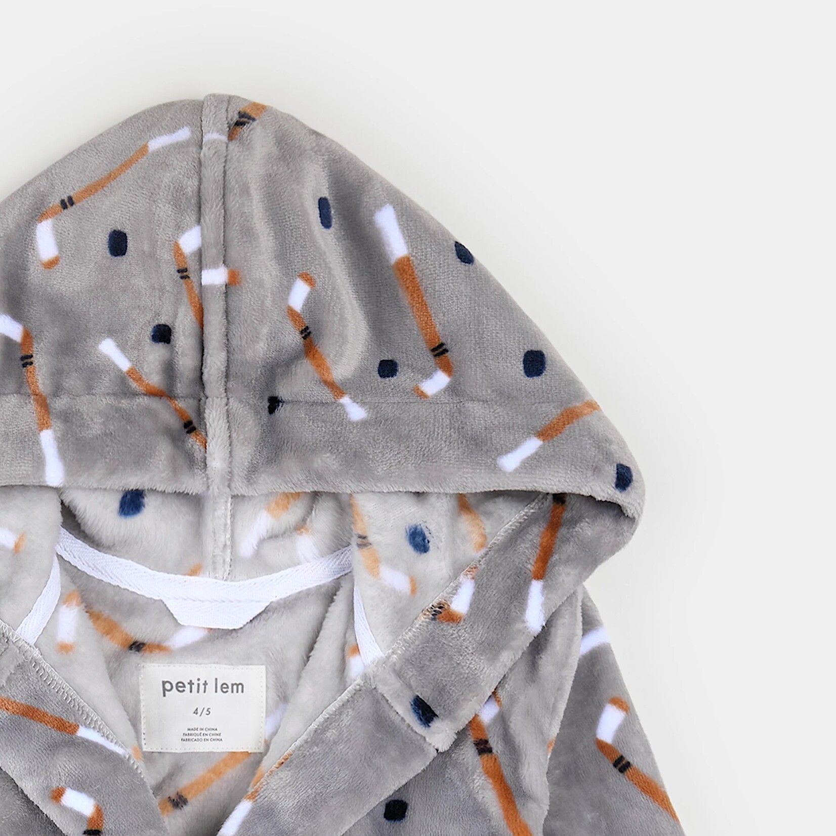 Petit Lem PETIT LEM - Robe de chambre en peluche gris lune à imprimé bâtons de hockey