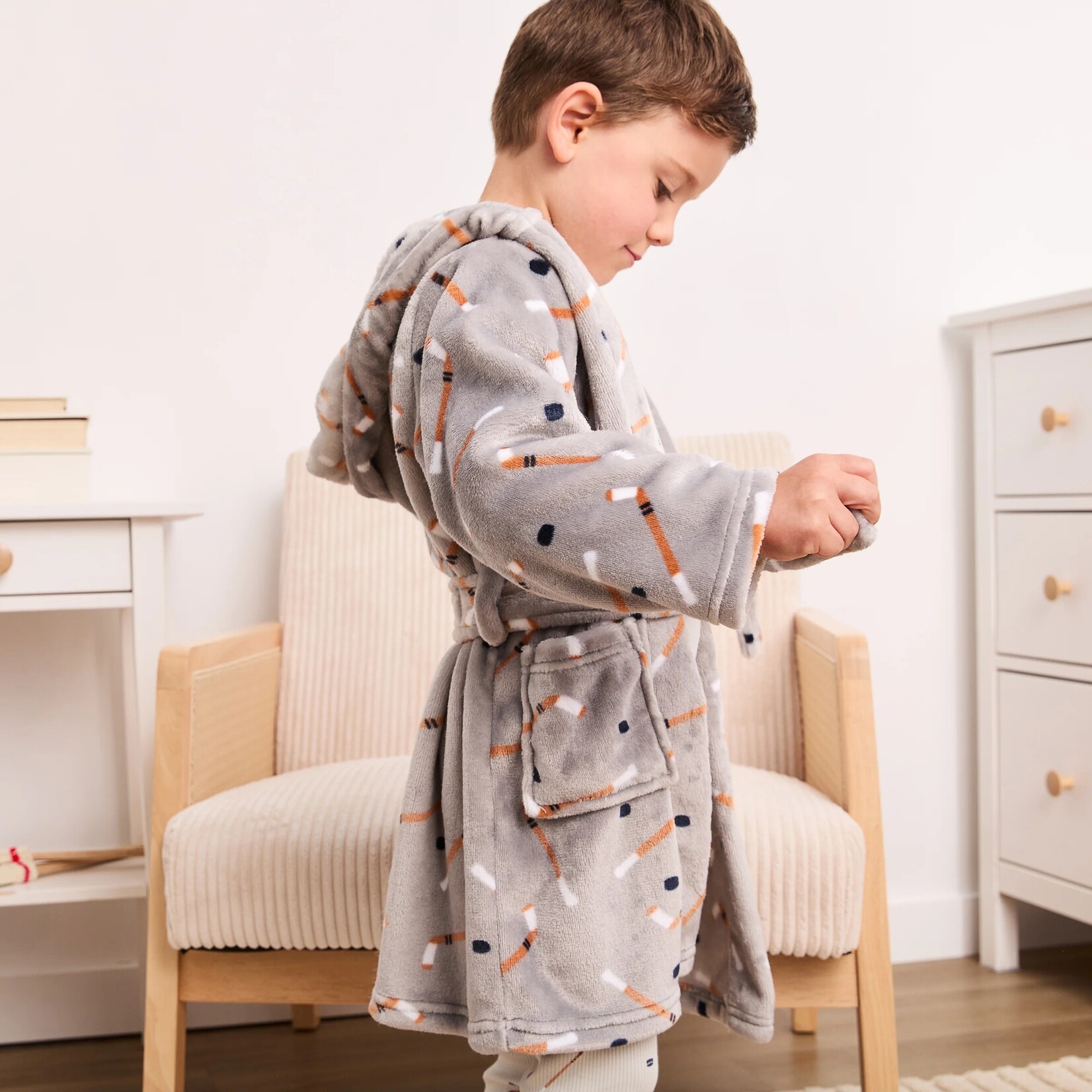 Petit Lem PETIT LEM - Robe de chambre en peluche gris lune à imprimé bâtons de hockey