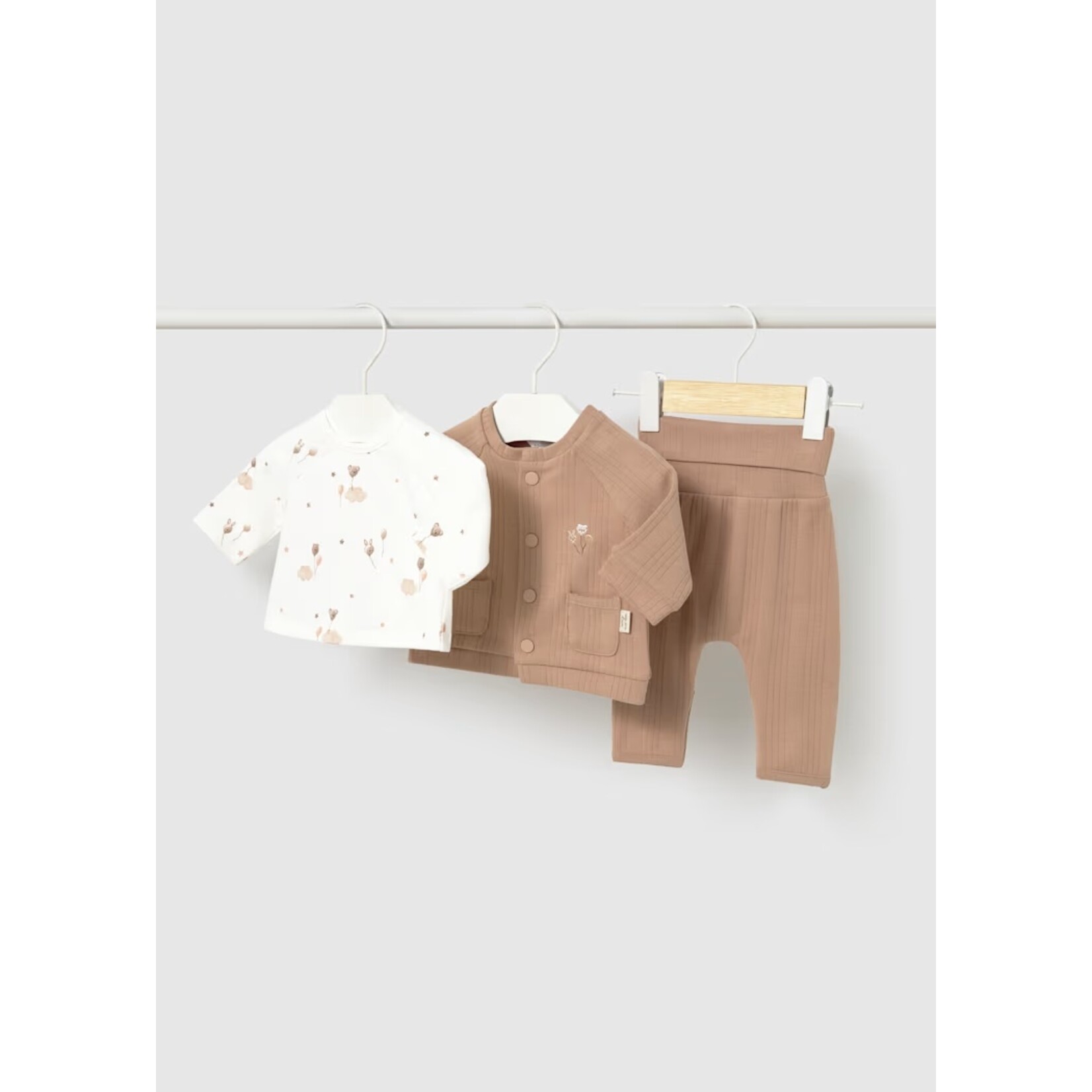 Mayoral MAYORAL - Ensemble 3 pièces - t-shirt blanc à manches longues et imprimé ballons, pantalon évolutif beige et veste beige à boutons