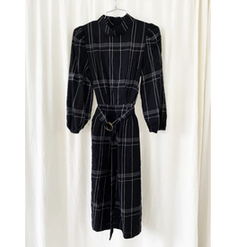 EVE GRAVEL EVE GRAVEL ROBE FRANKLIN AVEC PLIS ET CEINTURE NOIR ET BLANC