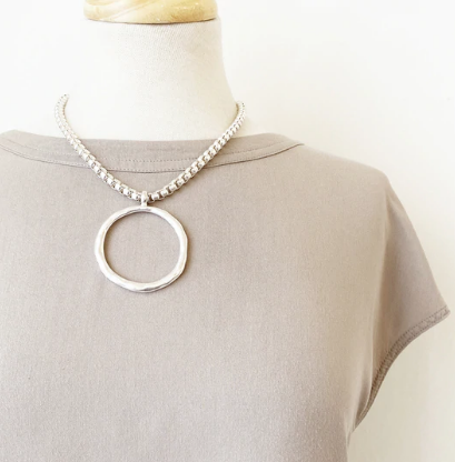 CARACOL CARACOL LONG COLLIER AJUST. PENDENTIF ANNEAU METAL TEXTURE FINI USE ARGENT