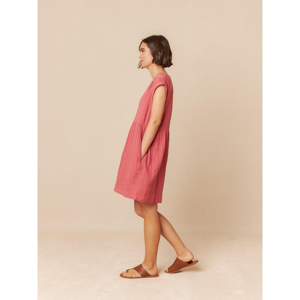 INDI AND COLD INDI AND COLD 25E ROBE COL EN V BRODE PASTEQUE