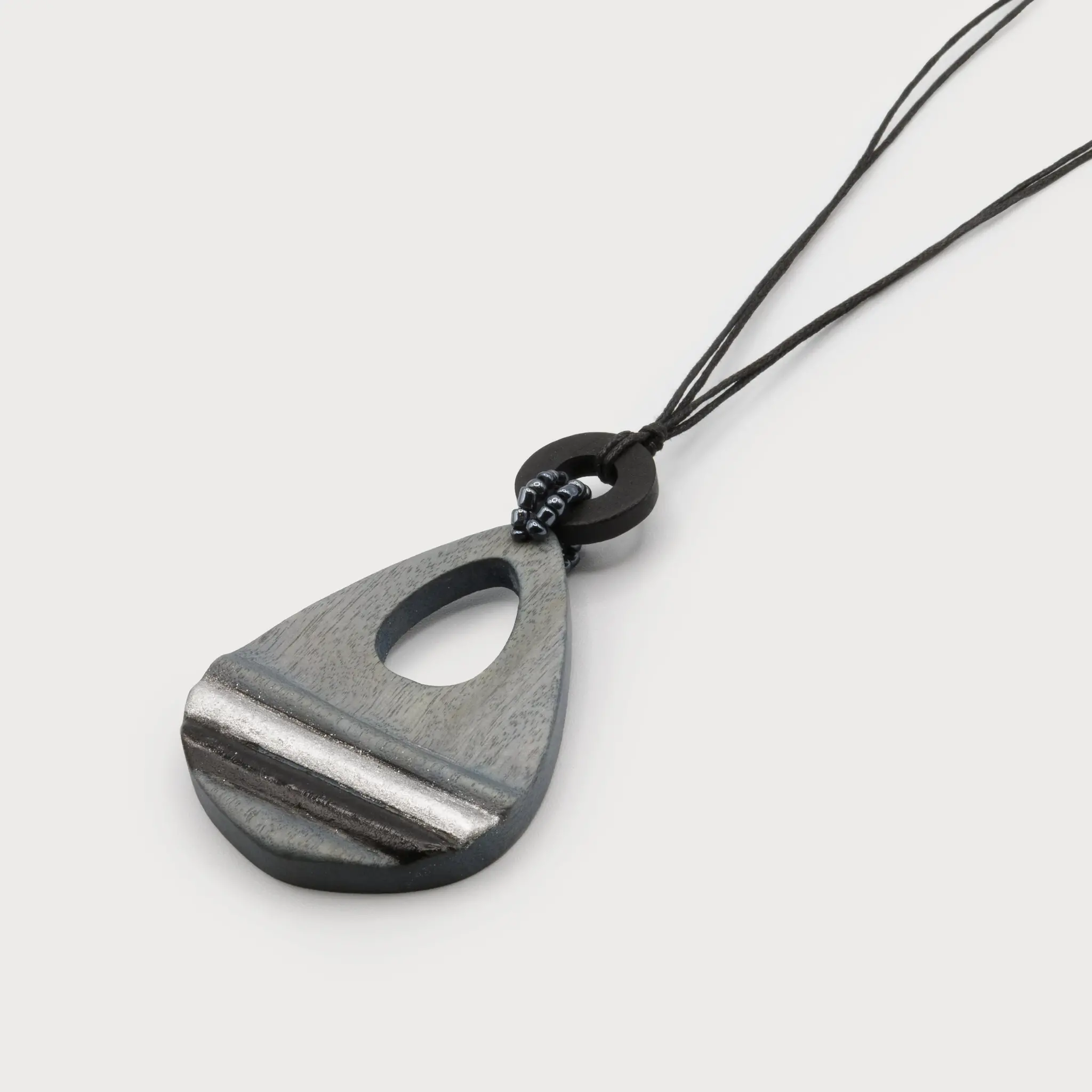 CARACOL COLLIER PENDENTIF GOUTTE BOIS SUR CORDE 1714 BLK