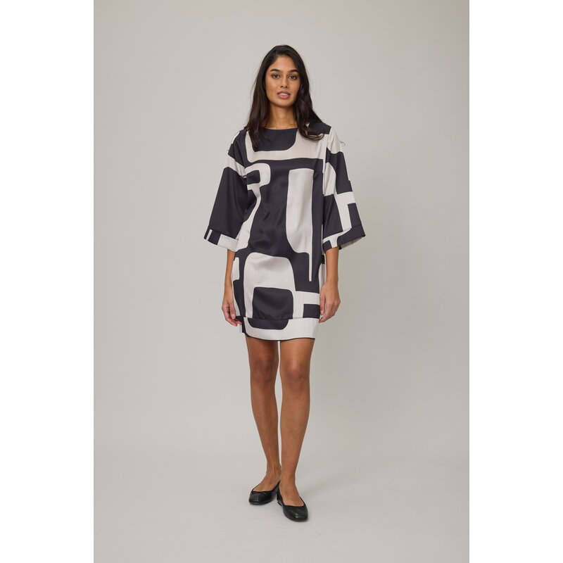 PISTACHE PISTACHE 25H ROBE SATIN M 3/4 TRUMPET MOTIFS NOIR/BLANC