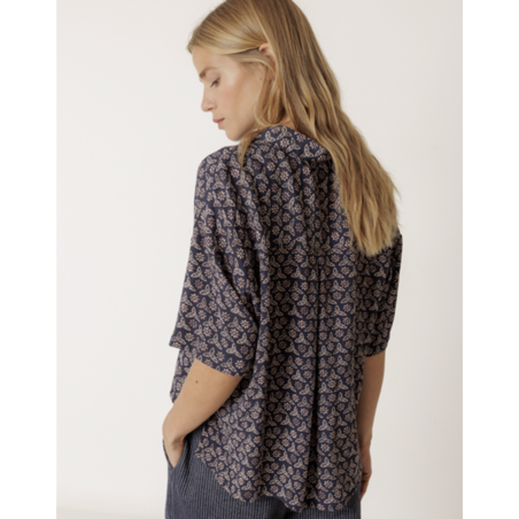 INDI AND COLD INDI AND COLD 26E BLOUSE MOTIF FLORAL NAVY