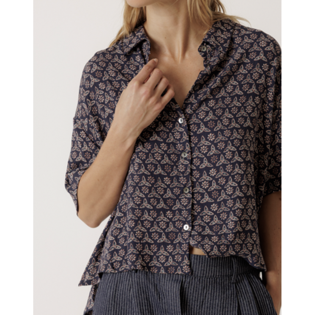 INDI AND COLD INDI AND COLD 26E BLOUSE MOTIF FLORAL NAVY