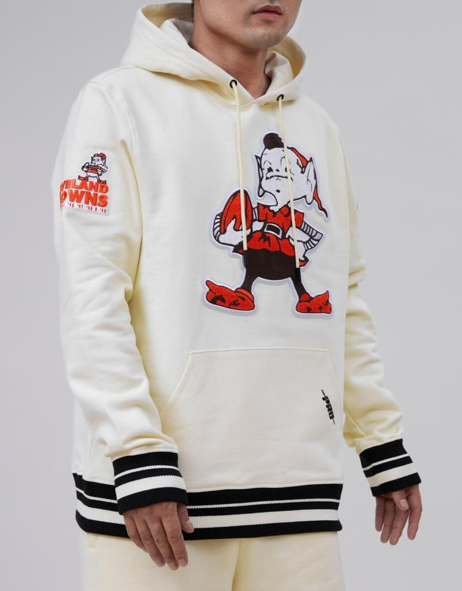 Pro Standard Cleveland Browns Men's Retro Classic Fleece Pullover Hoodie - Eggshell
