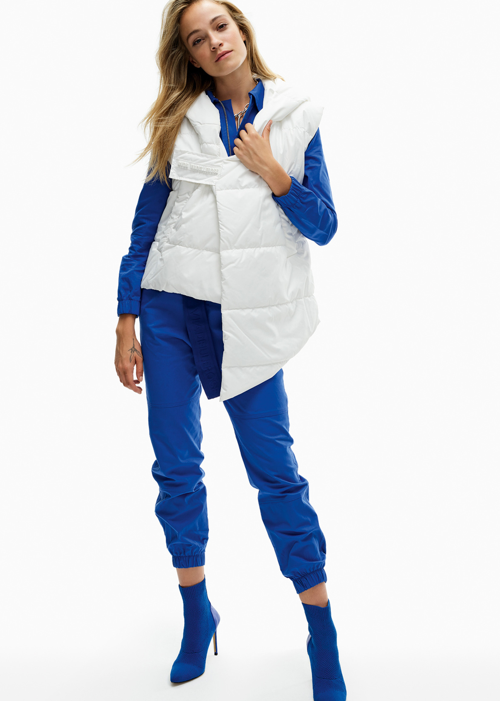 Asymmetrical clearance puffer vest