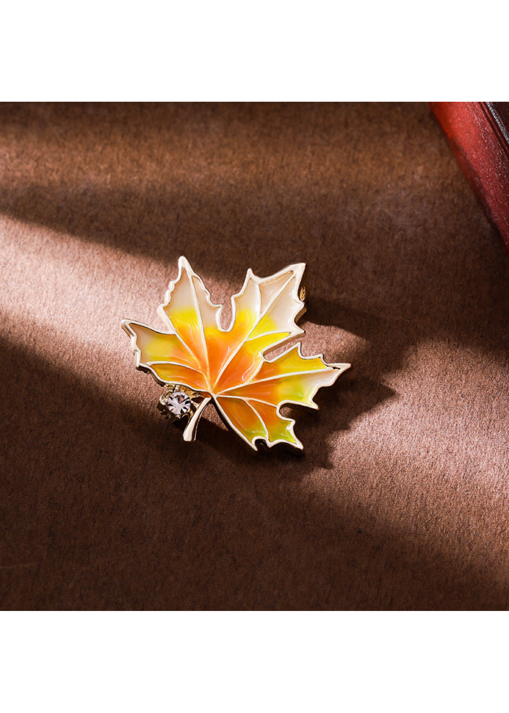 Brooch Chic Maple Leaf gradiant color