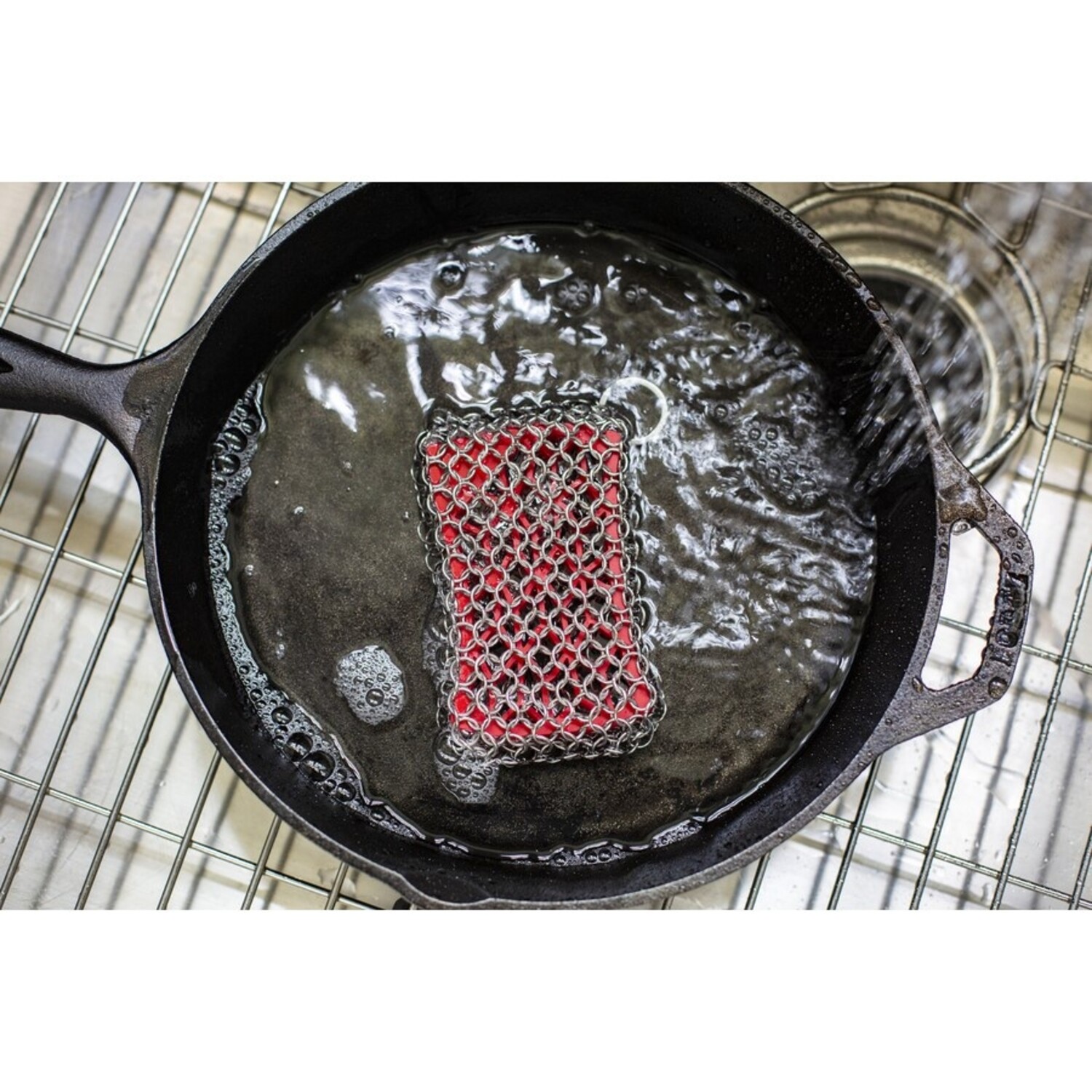 https://cdn.shoplightspeed.com/shops/648348/files/55729707/1500x4000x3/lodge-cast-iron-lodge-chainmail-scrubbing-pad.jpg