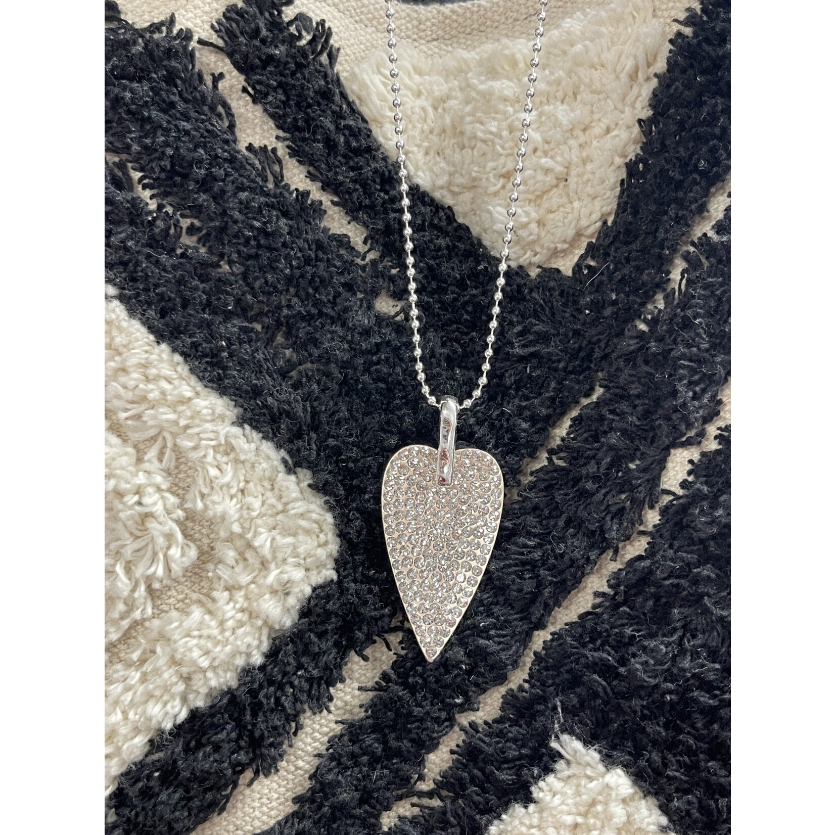 American Unique  Group Sparkly Heart Shape Necklace