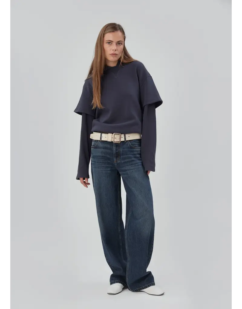 STILL HERE 2TEE SWEATSHIRT