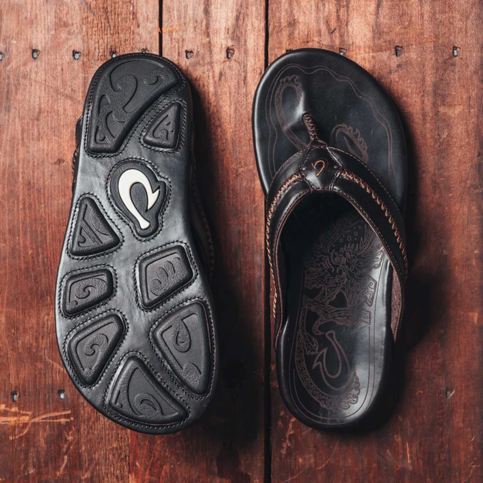 OluKai MEA OLA LEATHER BEACH SANDAL | Dark Java