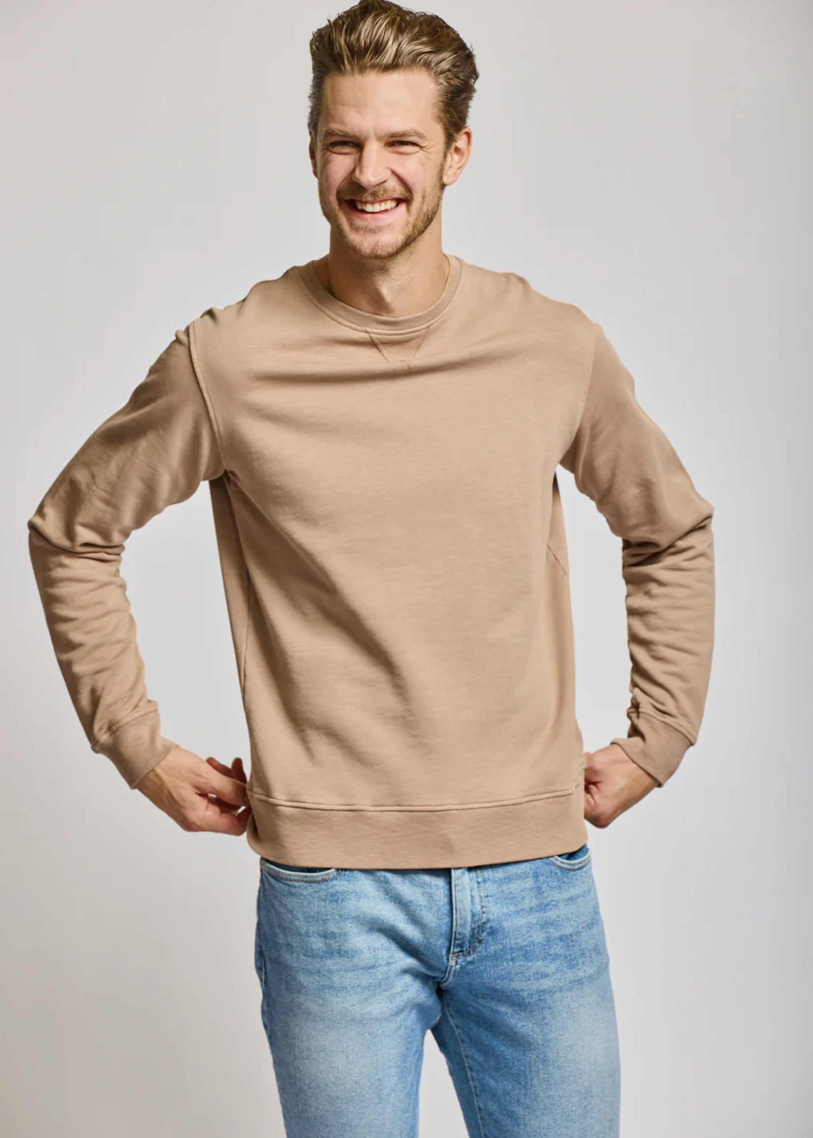 Easy Mondays CREW NECK SWEATSHIRT | Latte