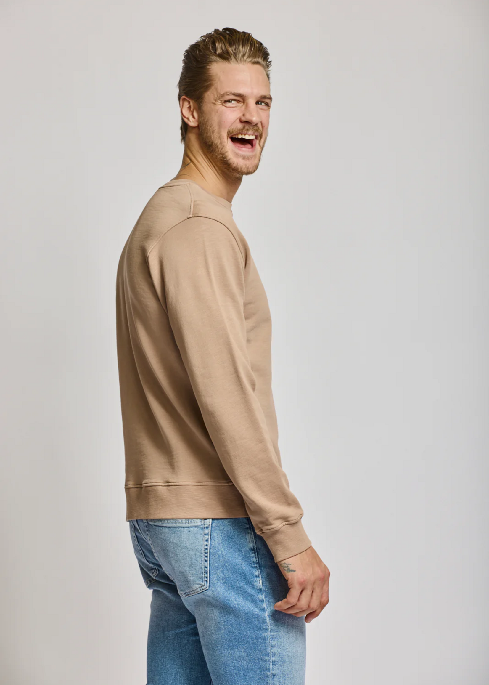 Easy Mondays CREW NECK SWEATSHIRT | Latte