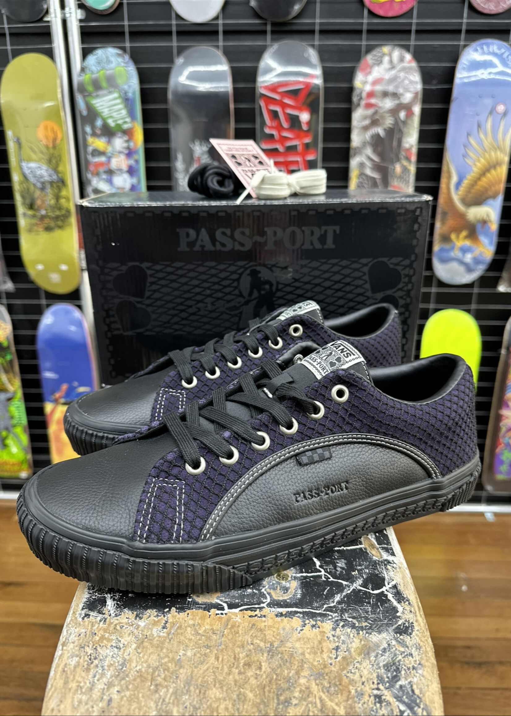Vans VANS x PASS~PORT - Skate Lampin Black/Purple