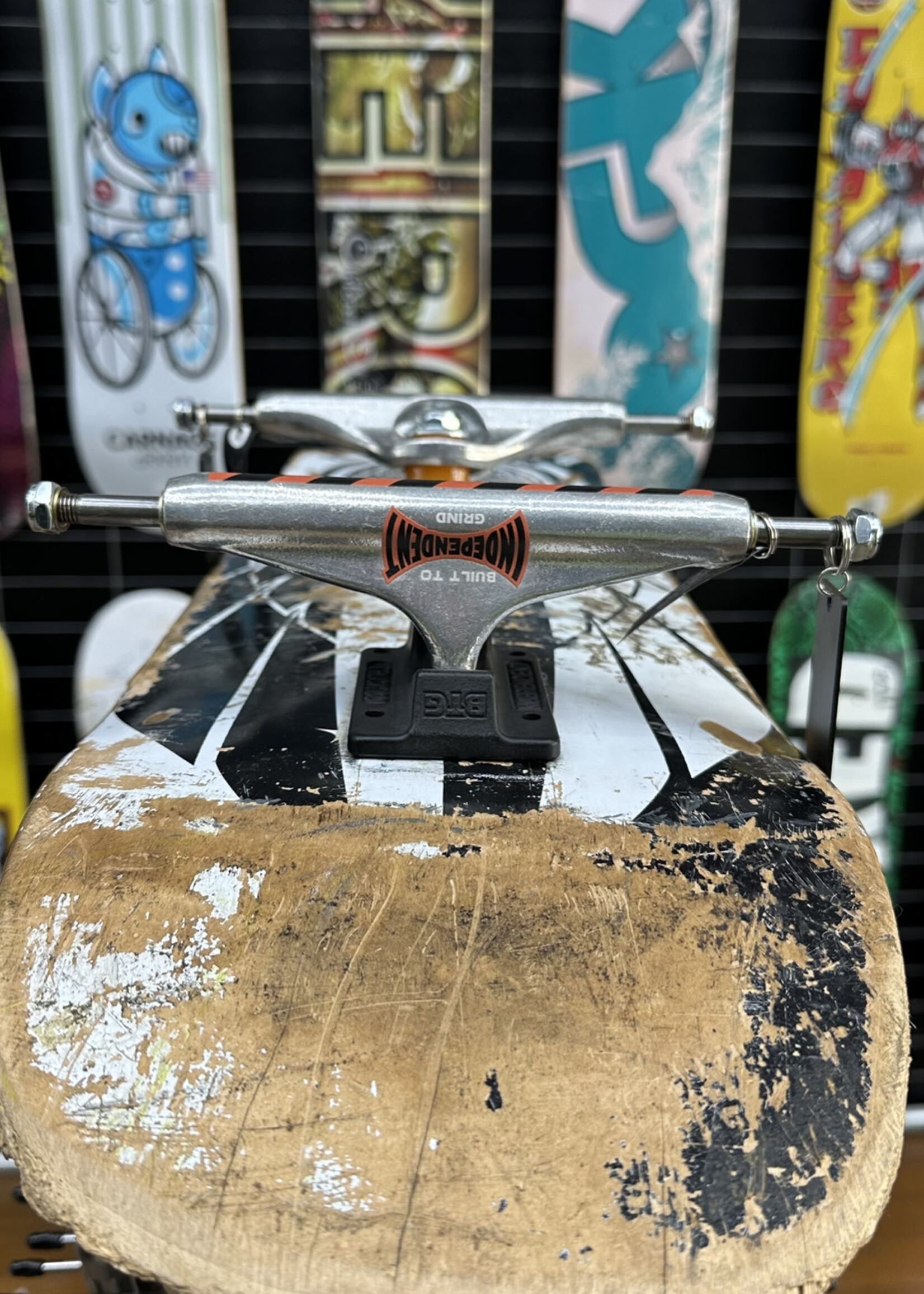 Independent Trucks INDEPENDENT - Stage 11 Standard Trucks BTG Pair - Silver/Black  - 149 Axle 8.5"
