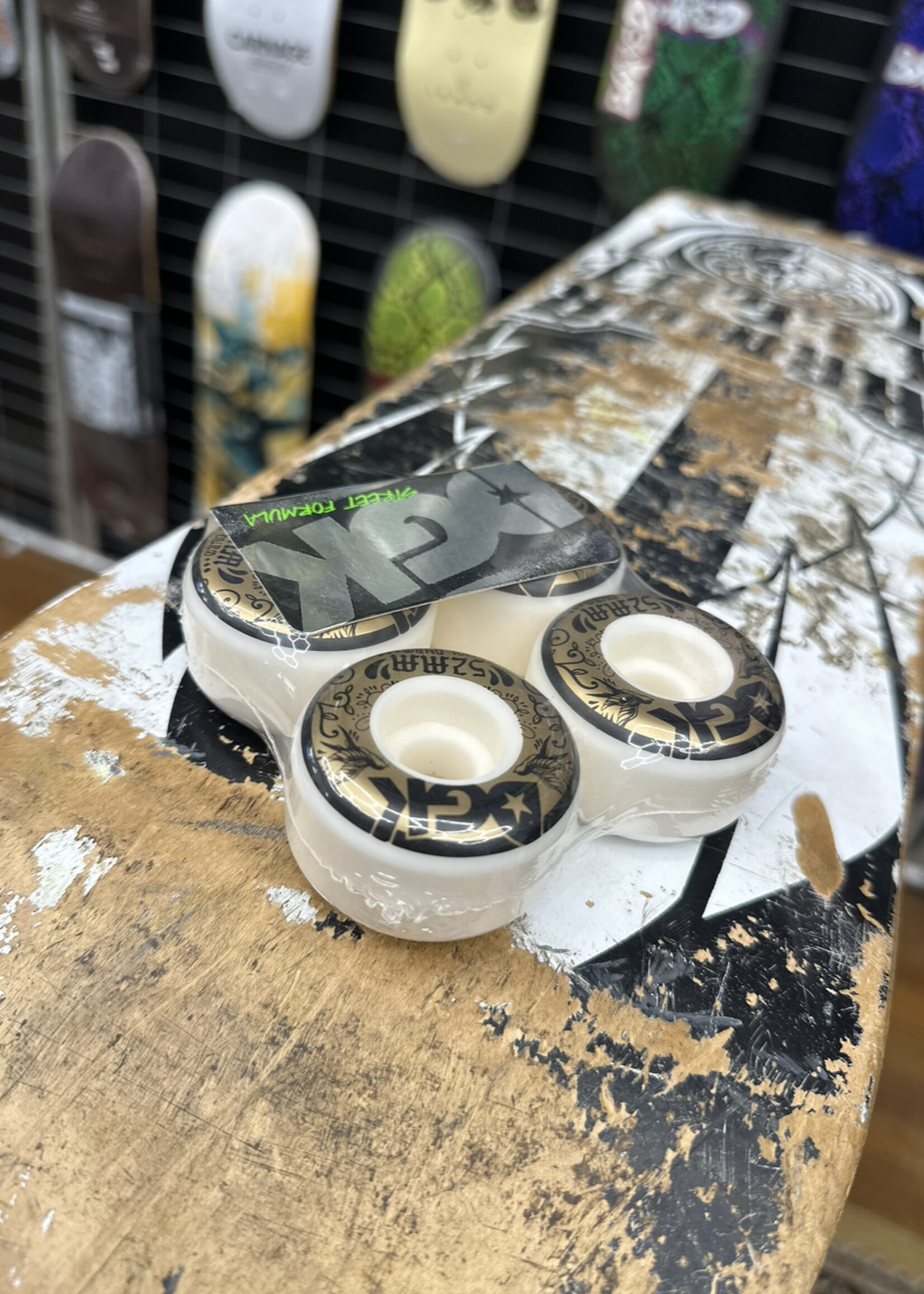 DGK DGK - Calaveras Gold Wheels - 52mm 101a