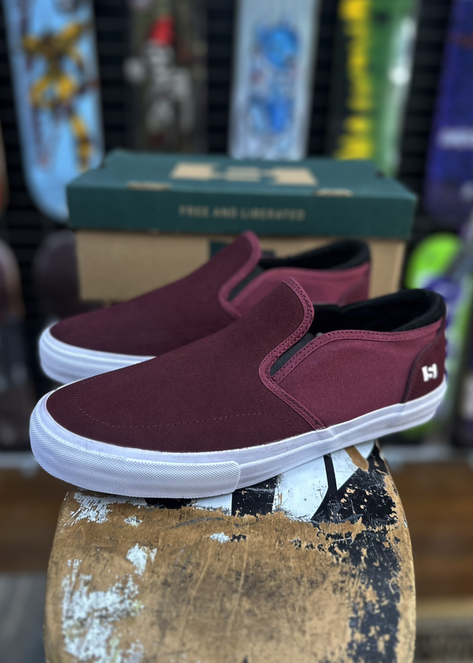 STATE FOOTWARE STATE FOOTWEAR - Keys Slip-on Black Cherry/White Suede - 9 US