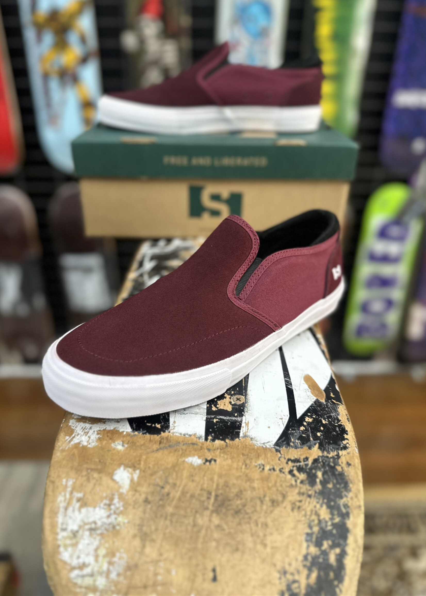 STATE FOOTWARE STATE FOOTWEAR - Keys Slip-on Black Cherry/White Suede - 9 US