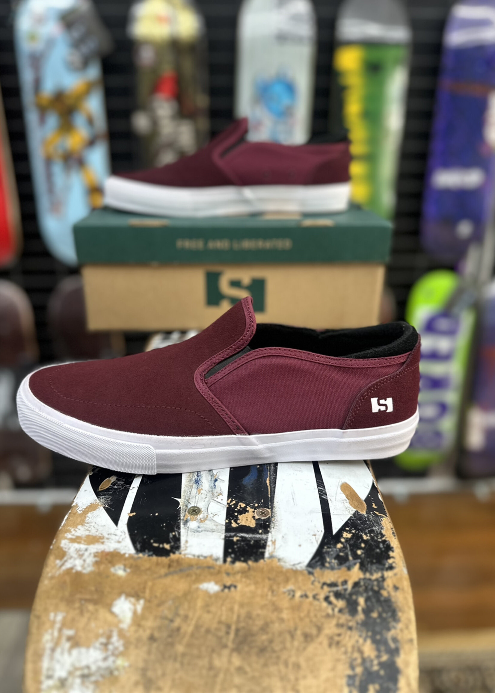 STATE FOOTWARE STATE FOOTWEAR - Keys Slip-on Black Cherry/White Suede - 9 US