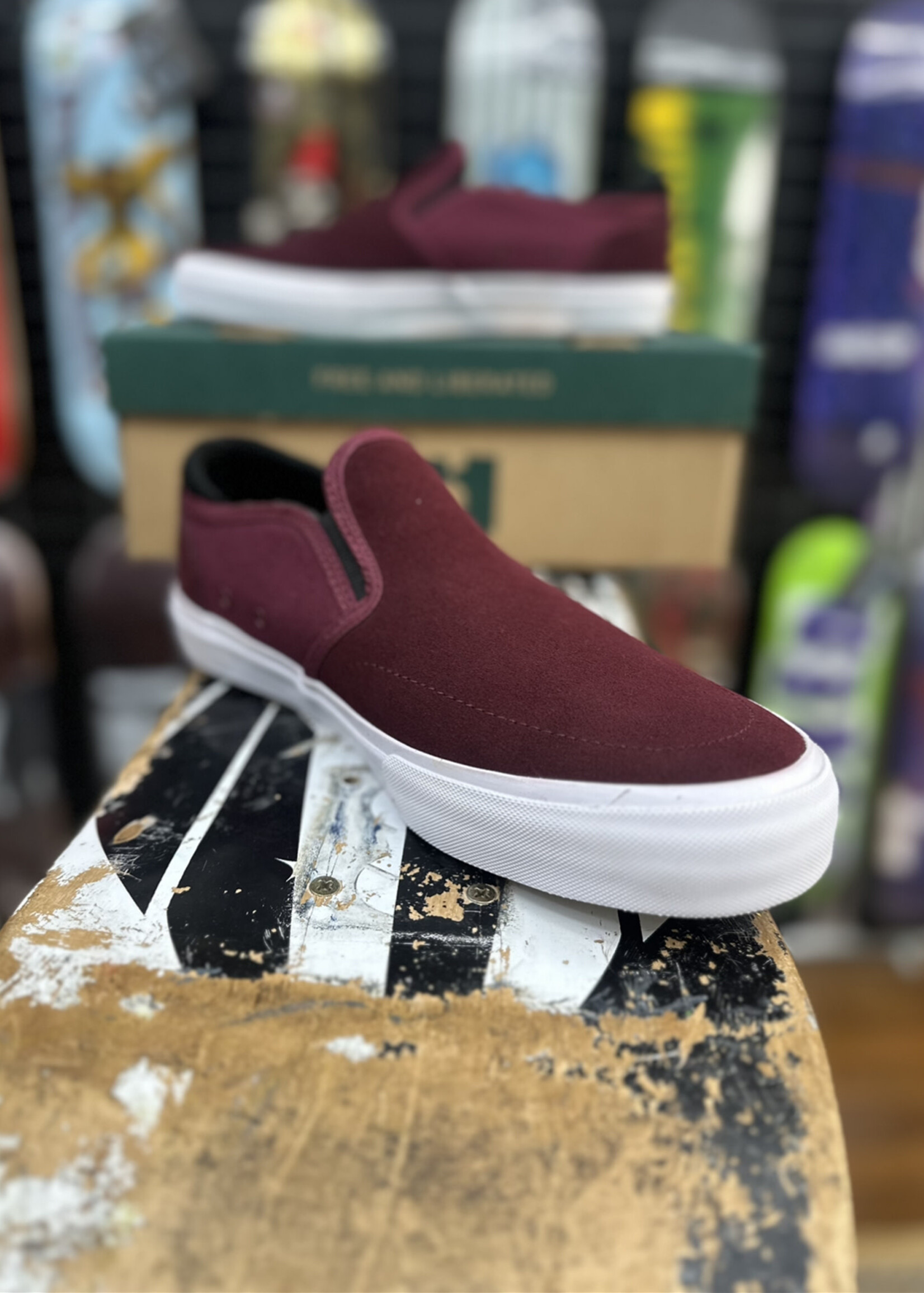 STATE FOOTWARE STATE FOOTWEAR - Keys Slip-on Black Cherry/White Suede - 9 US