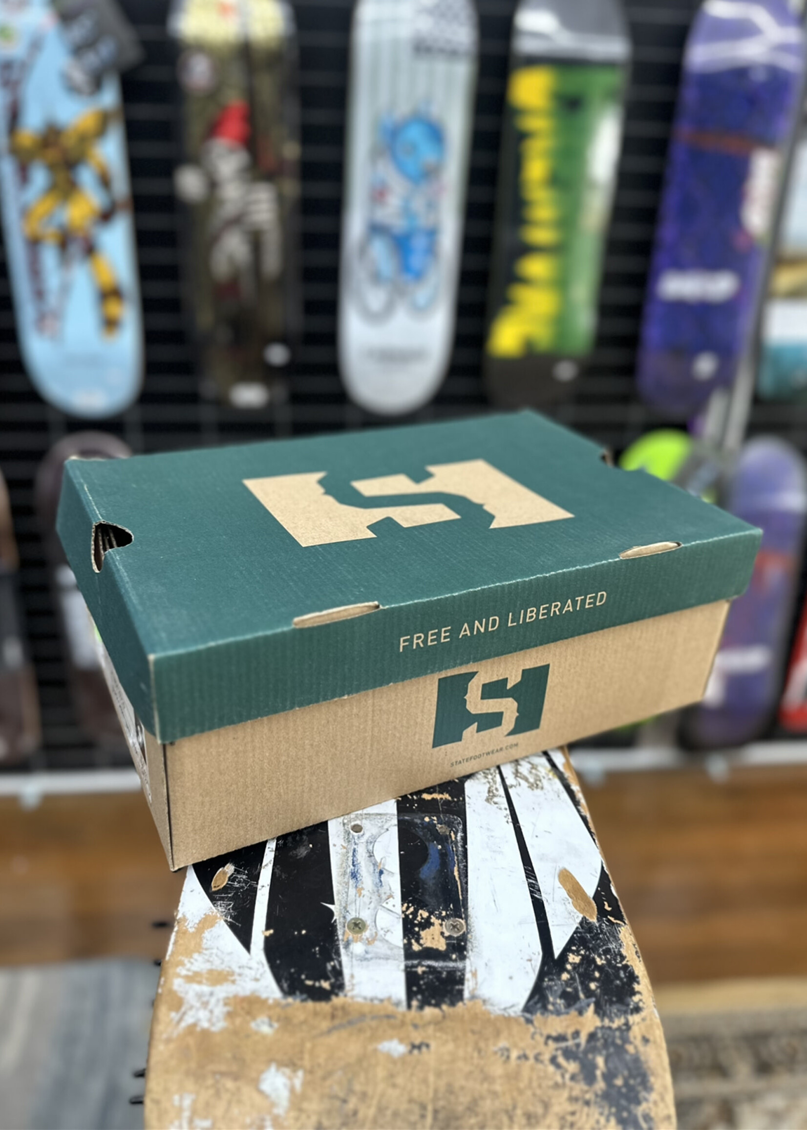 STATE FOOTWARE STATE FOOTWEAR - Keys Slip-on Black Cherry/White Suede - 9 US