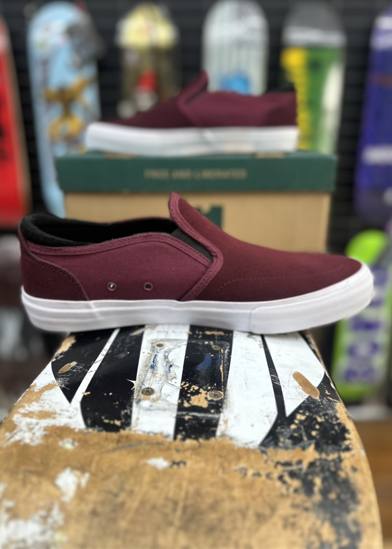 STATE FOOTWARE STATE FOOTWEAR - Keys Slip-on Black Cherry/White Suede - 9 US