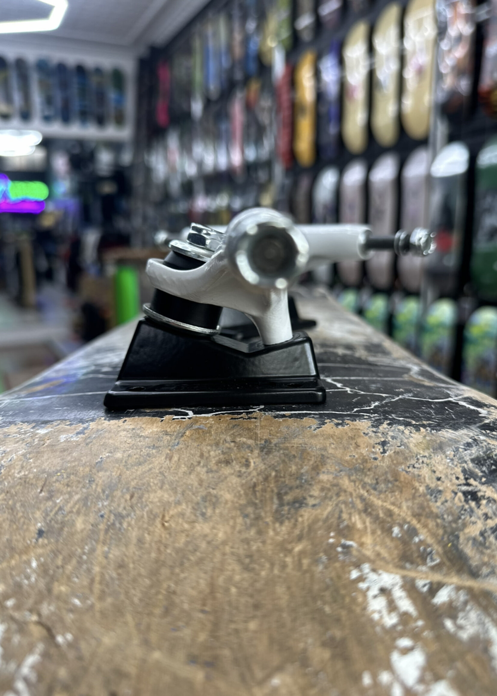 Metal Trucks METAL TRUCKS - Hollow Kingpin White/Black Pair