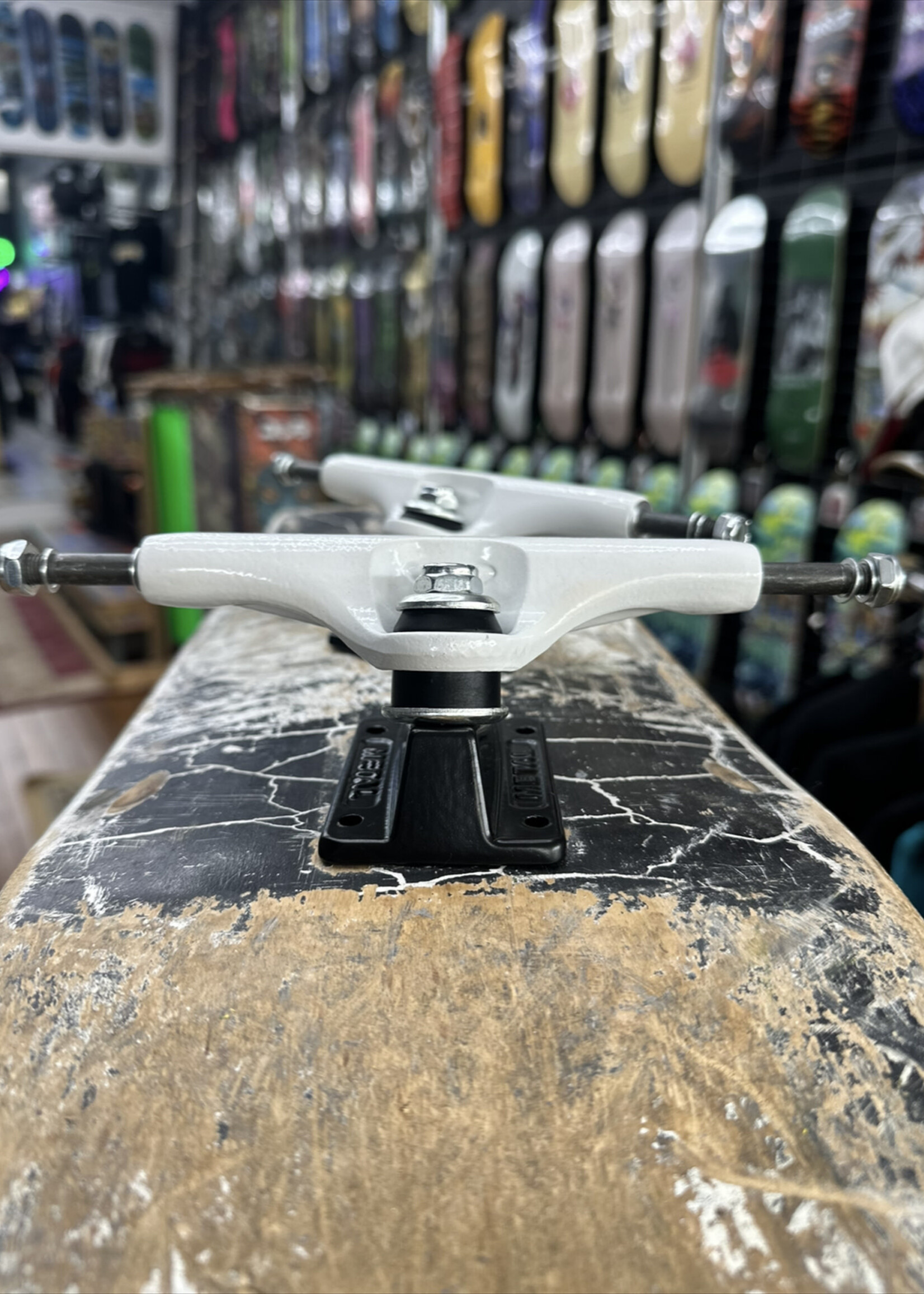 Metal Trucks METAL TRUCKS - Hollow Kingpin White/Black Pair