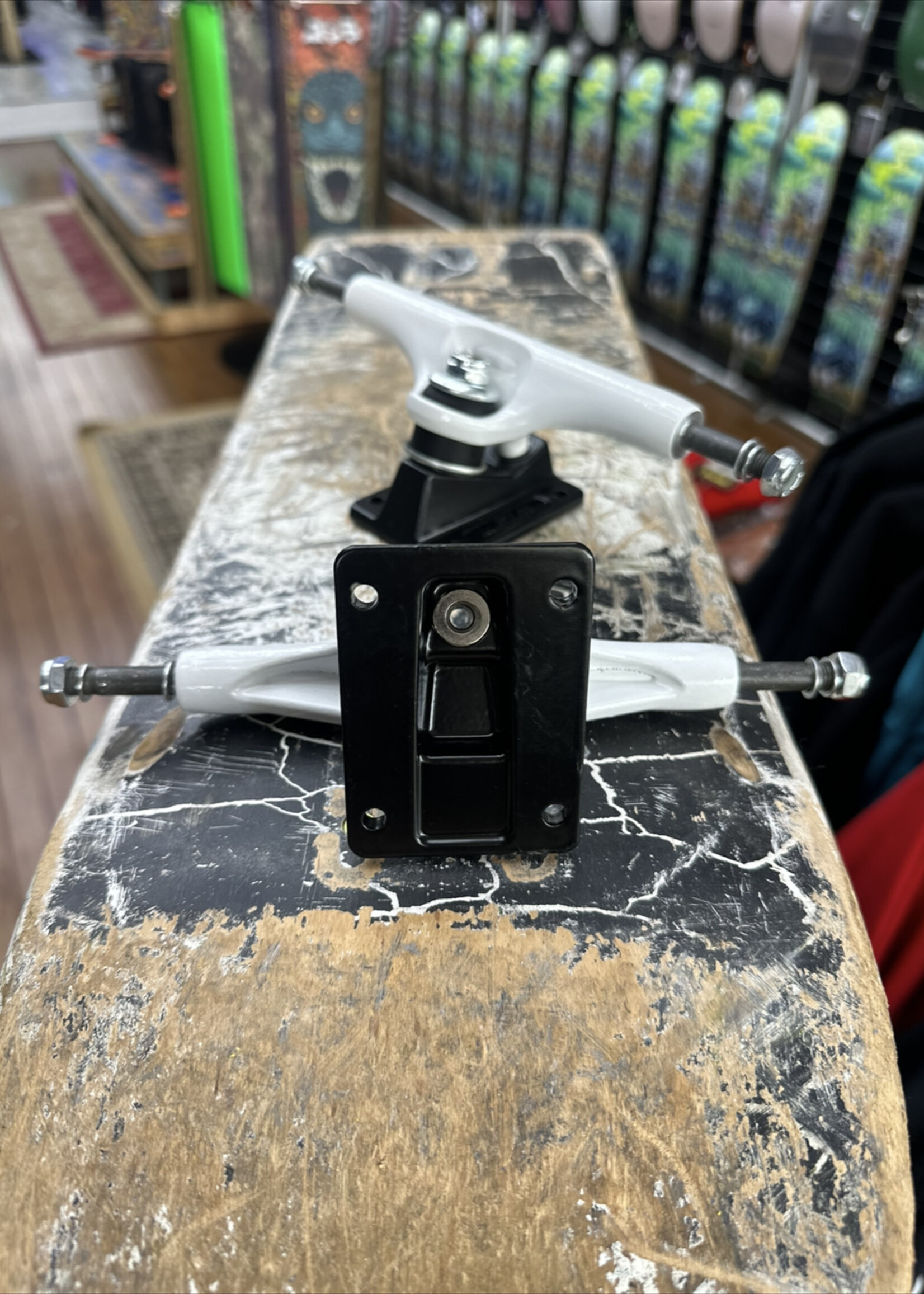 Metal Trucks METAL TRUCKS - Hollow Kingpin White/Black Pair