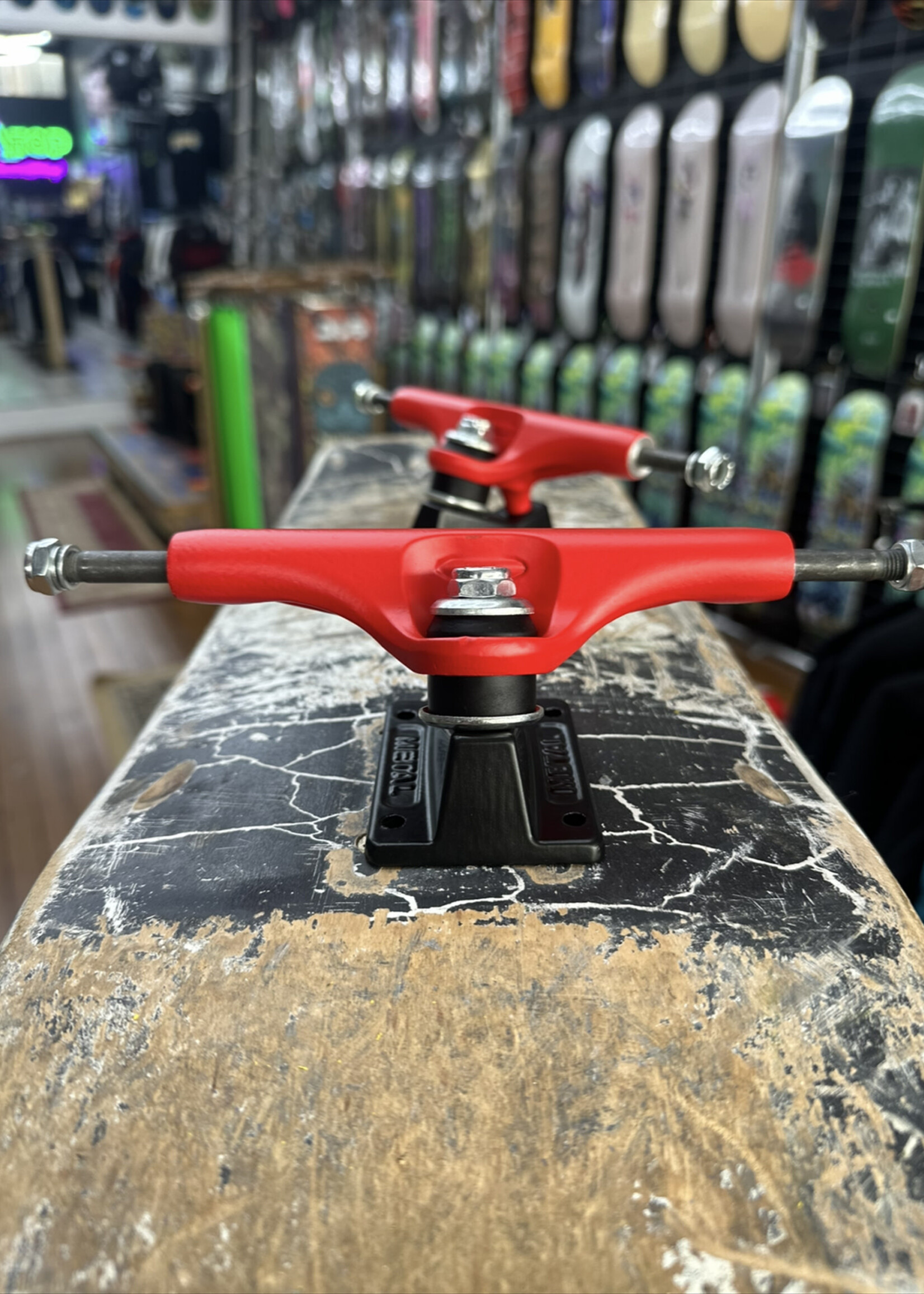 Metal Trucks METAL TRUCKS - Hollow Kingpin Red/Black Pair