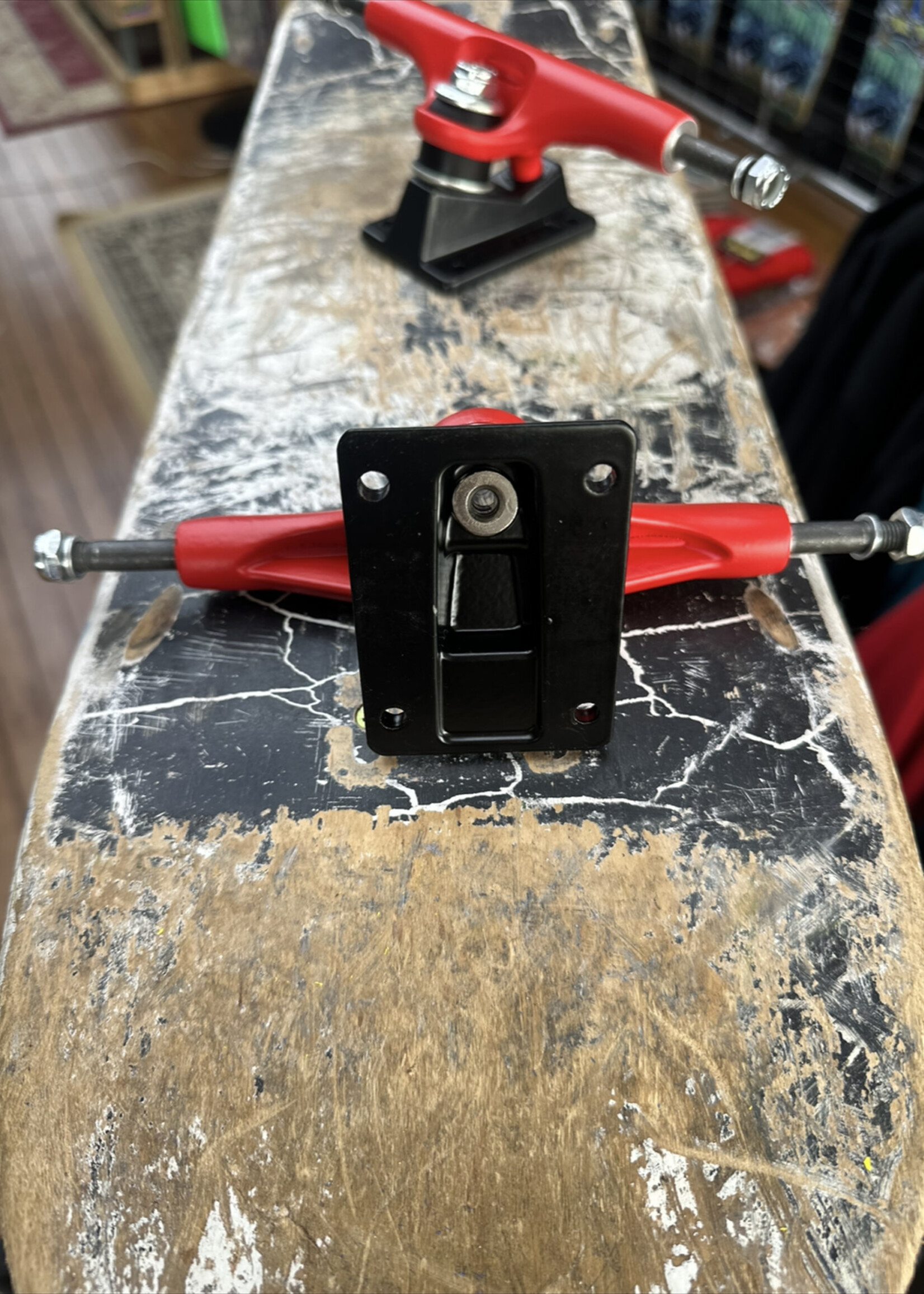 Metal Trucks METAL TRUCKS - Hollow Kingpin Red/Black Pair