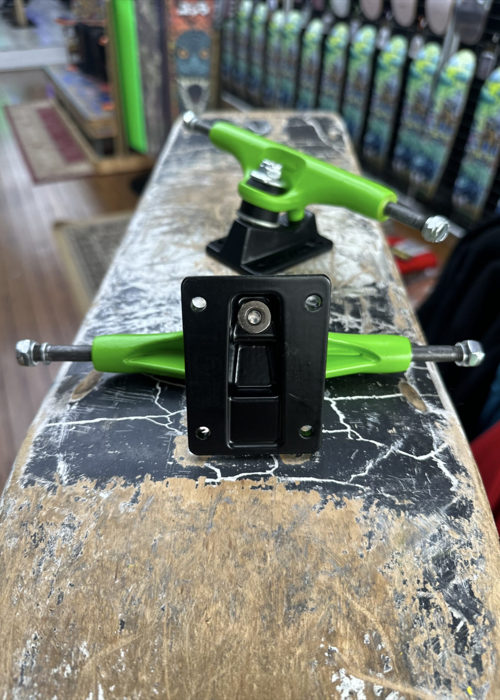 Metal Trucks METAL TRUCKS - Hollow Kingpin Green/Black Pair