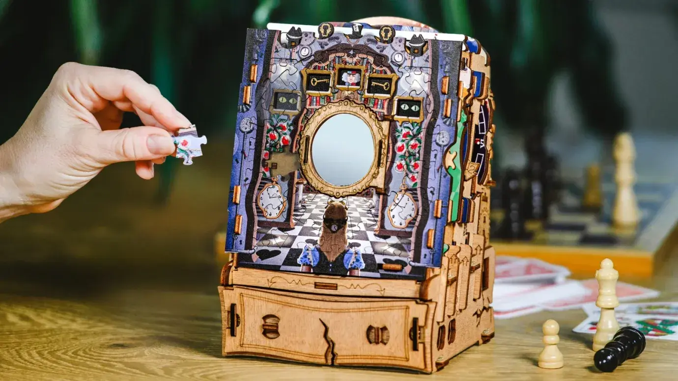 IDVenture Clue Puzzle - The Wonderbox of Alice Ext. Through Looking Glass (ML)