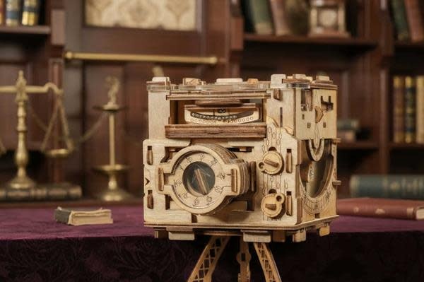 IDVenture Clue Box - Sherlock's Camera