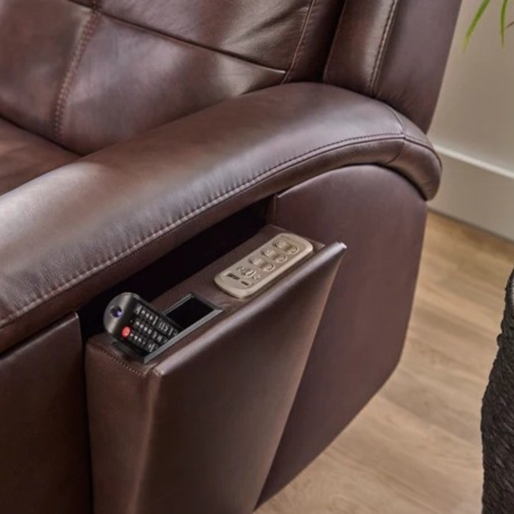 Flexsteel Ranger Leather Reclining Loveseat with Triple Power, Heat & Massage in 439-70