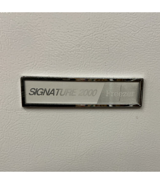 53218 Vintage White Signature 2000 Upright Freezer