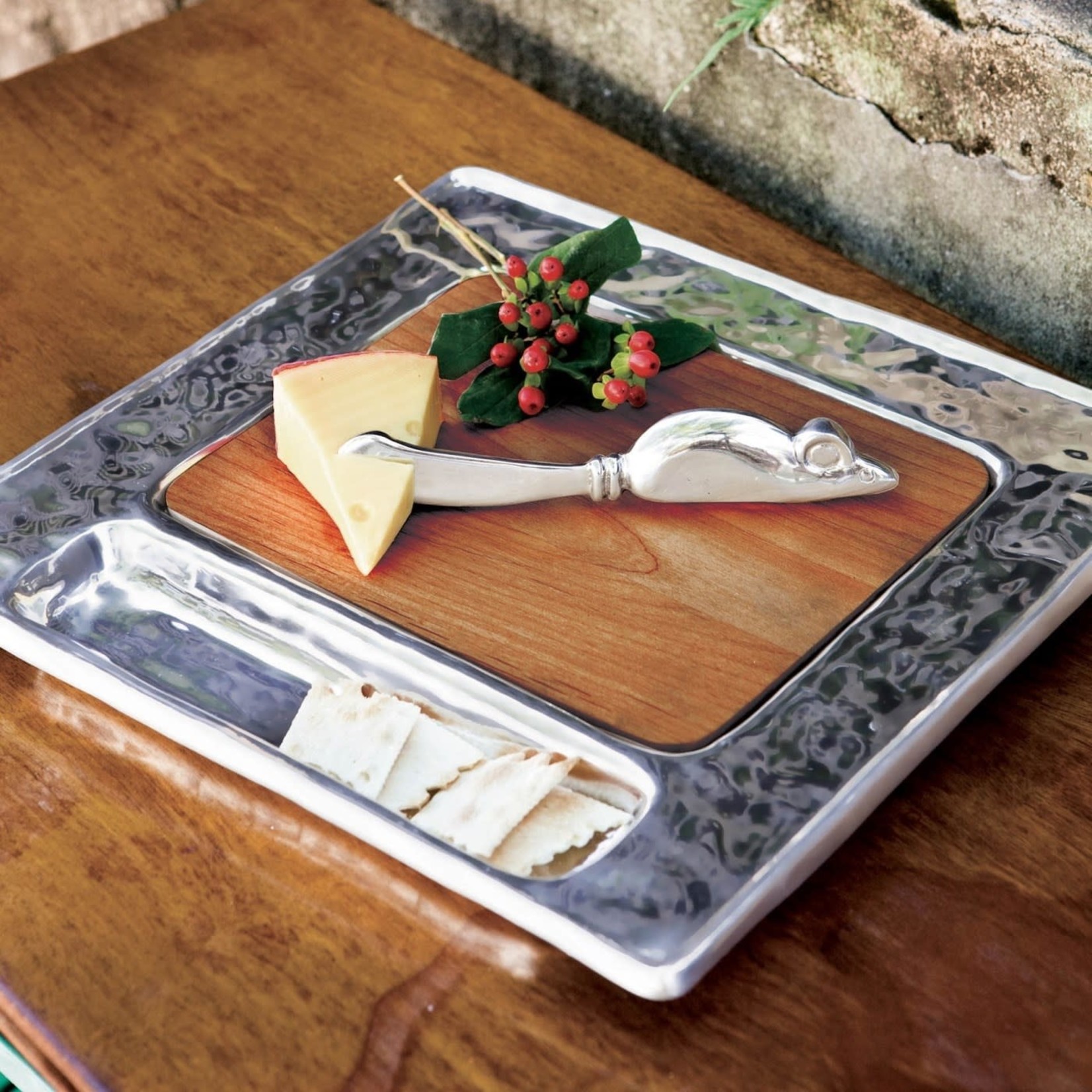 SOHO SQUARE CUTTING BOARD W CRACKER TRAY