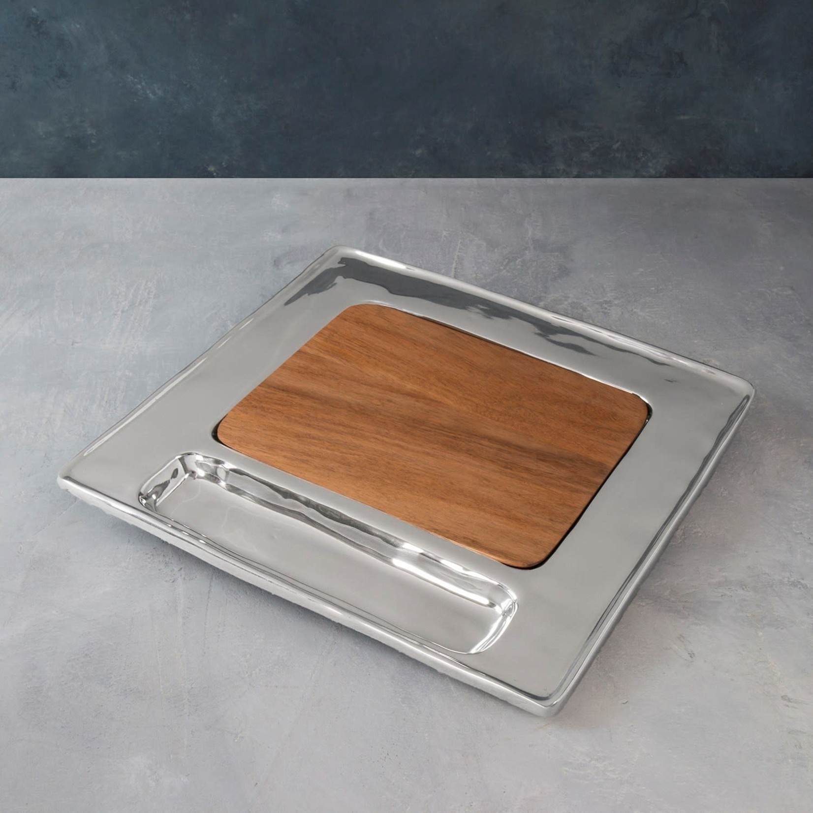 SOHO SQUARE CUTTING BOARD W CRACKER TRAY