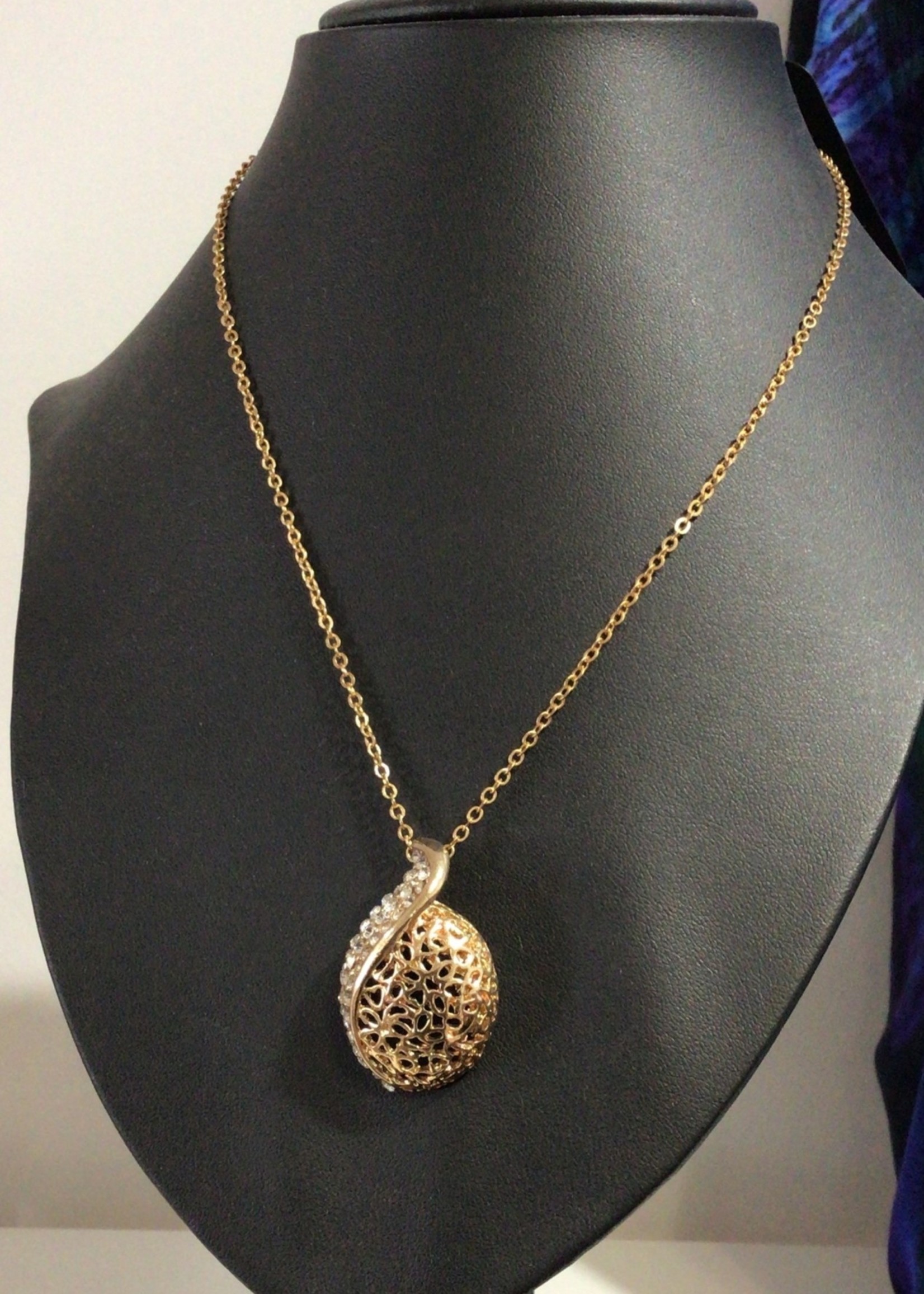 One Plus One Fashion Gold Crystal Oval Pendant Necklace